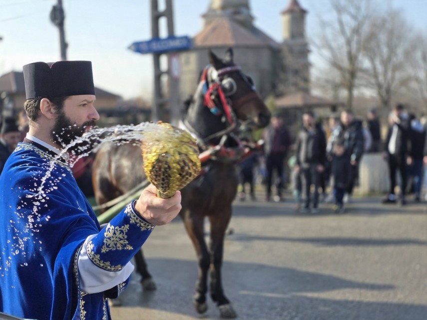 stiri constanta foto traditia botezului cailor celebrata cu fast in comuna nicolae balcescu de boboteaza stiri constanta foto traditia botezului cailor celebrata cu fast in comuna nicolae balcescu de boboteaza
