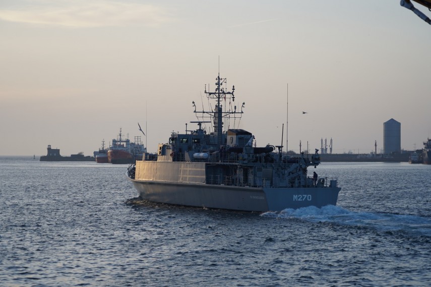 foto vanatorul de mine m 270 sublocotenent ion ghiculescu a plecat din portul militar constanta in misiune foto vanatorul de mine m 270 sublocotenent ion ghiculescu a plecat din portul militar constanta in misiune