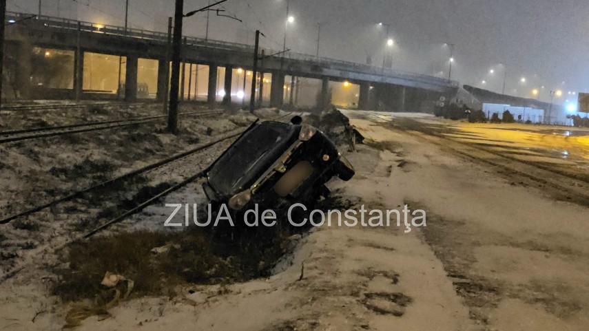 foto video masina ajunsa pe calea ferata in constanta sub podul dorally doua persoane s au autoevacuat foto video masina ajunsa pe calea ferata in constanta sub podul dorally doua persoane s au autoevacuat
