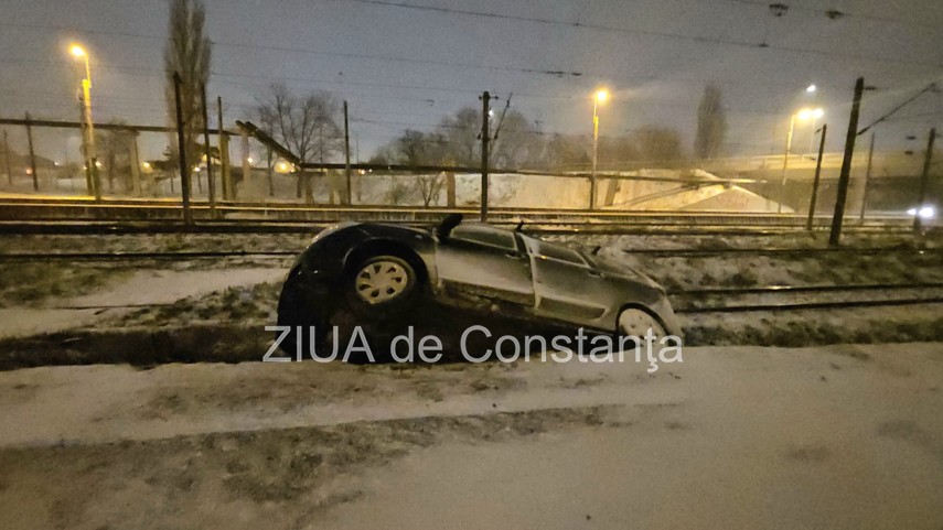 foto video masina ajunsa pe calea ferata in constanta sub podul dorally doua persoane s au autoevacuat foto video masina ajunsa pe calea ferata in constanta sub podul dorally doua persoane s au autoevacuat