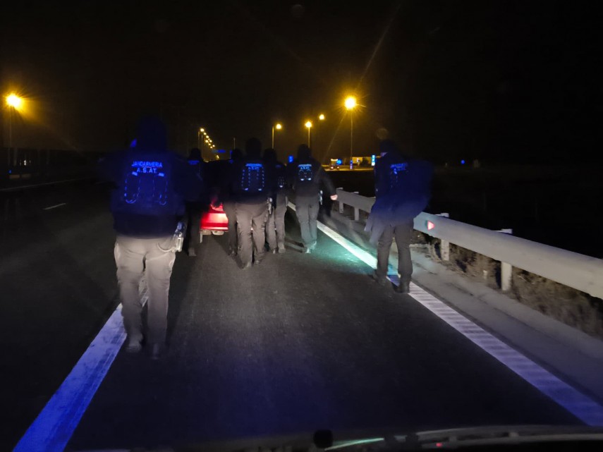 foto jandarmii din constanta au intervenit pentru salvarea unei familii implicate intr un accident pe foto jandarmii din constanta au intervenit pentru salvarea unei familii implicate intr un accident pe