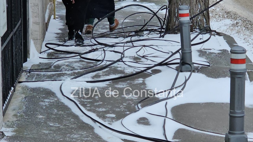 foto video pericol pentru pietoni pe strada portitei din constanta in urma unor cabluri cazute pe trotuar