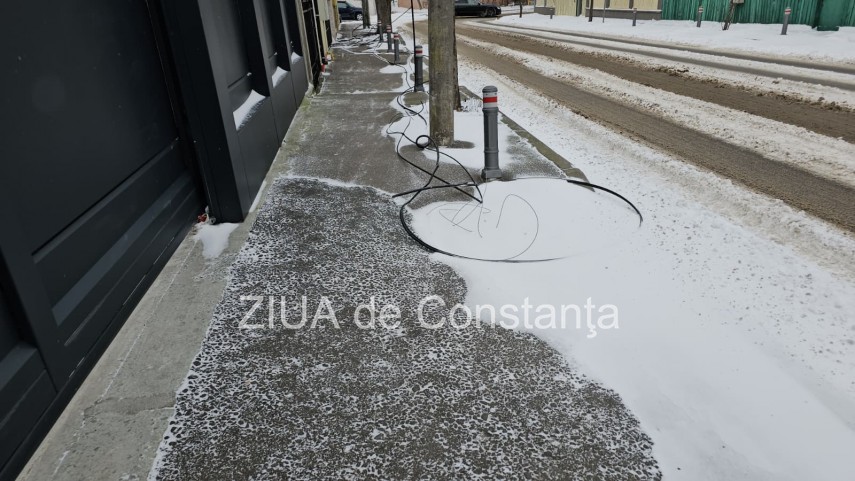 foto video pericol pentru pietoni pe strada portitei din constanta in urma unor cabluri cazute pe trotuar