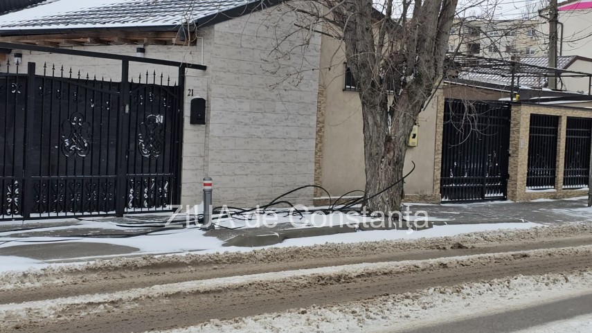 foto video pericol pentru pietoni pe strada portitei din constanta in urma unor cabluri cazute pe trotuar