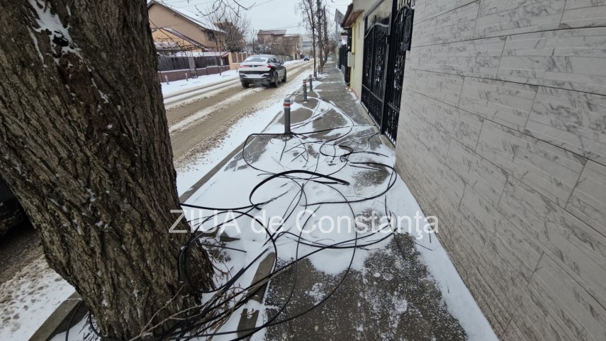 foto video pericol pentru pietoni pe strada portitei din constanta in urma unor cabluri cazute pe trotuar
