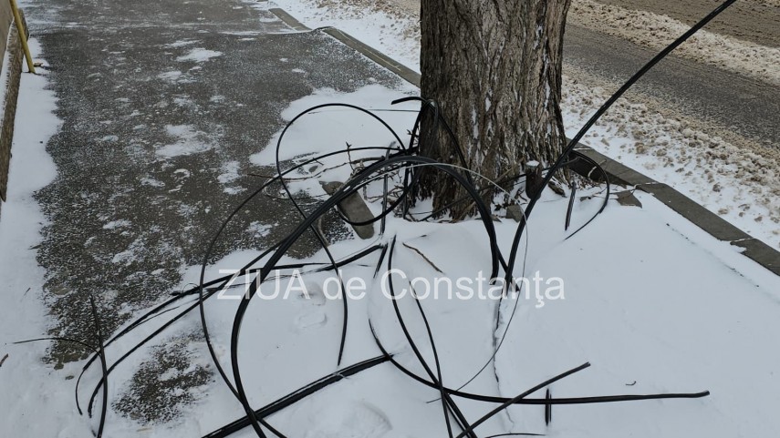 foto video pericol pentru pietoni pe strada portitei din constanta in urma unor cabluri cazute pe trotuar
