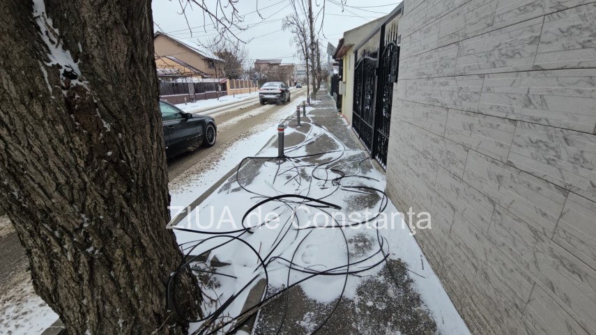 foto video pericol pentru pietoni pe strada portitei din constanta in urma unor cabluri cazute pe trotuar