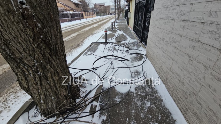foto video pericol pentru pietoni pe strada portitei din constanta in urma unor cabluri cazute pe trotuar