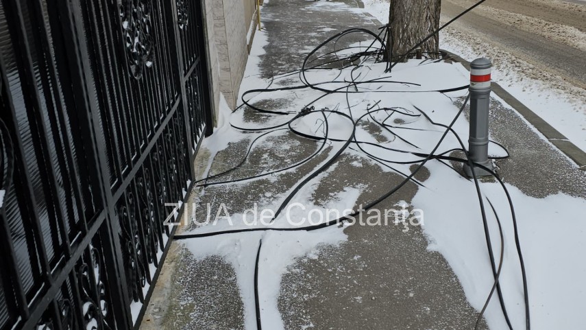 foto video pericol pentru pietoni pe strada portitei din constanta in urma unor cabluri cazute pe trotuar