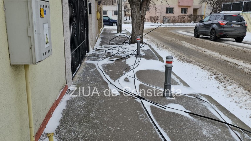 foto video pericol pentru pietoni pe strada portitei din constanta in urma unor cabluri cazute pe trotuar