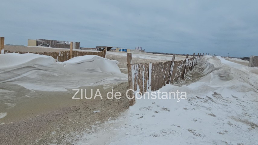 fotoreportaj video ninsoarea viscolul si nisipul autorii unui peisaj impresionant pe plaja modern din fotoreportaj video ninsoarea viscolul si nisipul autorii unui peisaj impresionant pe plaja modern din