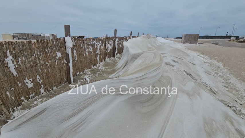 fotoreportaj video ninsoarea viscolul si nisipul autorii unui peisaj impresionant pe plaja modern din fotoreportaj video ninsoarea viscolul si nisipul autorii unui peisaj impresionant pe plaja modern din