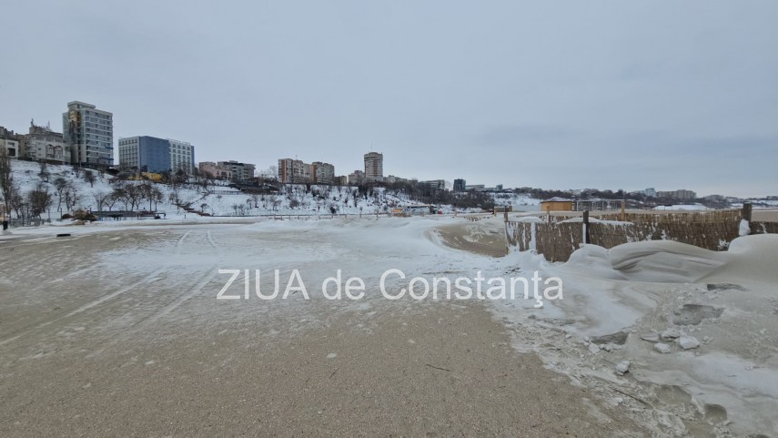 fotoreportaj video ninsoarea viscolul si nisipul autorii unui peisaj impresionant pe plaja modern din fotoreportaj video ninsoarea viscolul si nisipul autorii unui peisaj impresionant pe plaja modern din