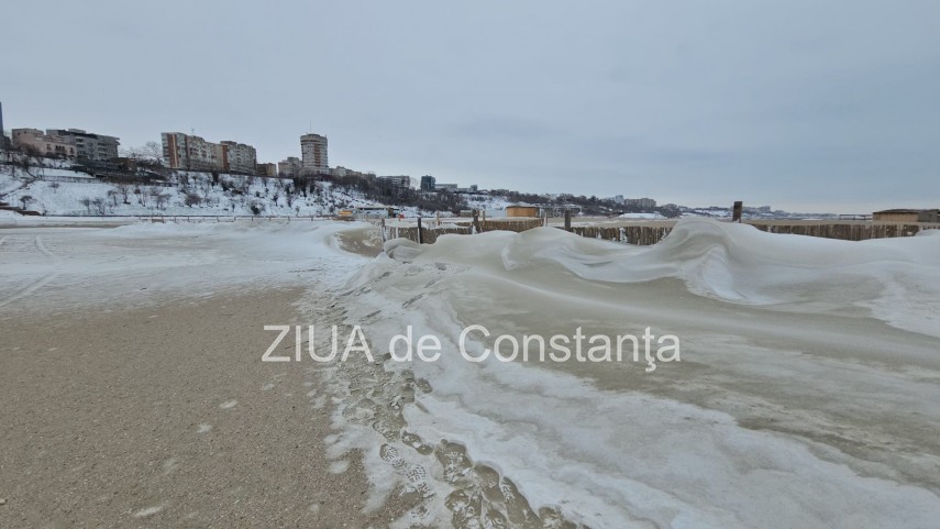 fotoreportaj video ninsoarea viscolul si nisipul autorii unui peisaj impresionant pe plaja modern din fotoreportaj video ninsoarea viscolul si nisipul autorii unui peisaj impresionant pe plaja modern din