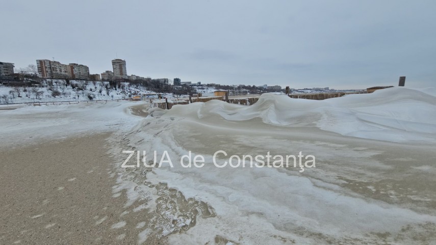 fotoreportaj video ninsoarea viscolul si nisipul autorii unui peisaj impresionant pe plaja modern din fotoreportaj video ninsoarea viscolul si nisipul autorii unui peisaj impresionant pe plaja modern din