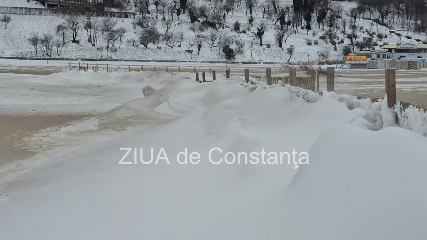 fotoreportaj video ninsoarea viscolul si nisipul autorii unui peisaj impresionant pe plaja modern din fotoreportaj video ninsoarea viscolul si nisipul autorii unui peisaj impresionant pe plaja modern din