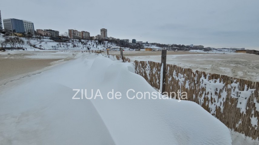 fotoreportaj video ninsoarea viscolul si nisipul autorii unui peisaj impresionant pe plaja modern din fotoreportaj video ninsoarea viscolul si nisipul autorii unui peisaj impresionant pe plaja modern din