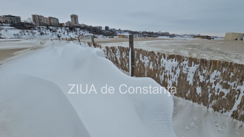 fotoreportaj video ninsoarea viscolul si nisipul autorii unui peisaj impresionant pe plaja modern din fotoreportaj video ninsoarea viscolul si nisipul autorii unui peisaj impresionant pe plaja modern din