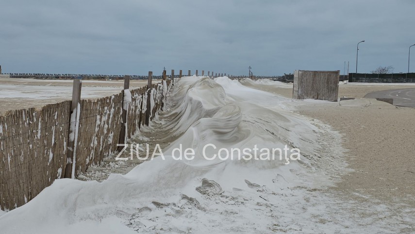 fotoreportaj video ninsoarea viscolul si nisipul autorii unui peisaj impresionant pe plaja modern din fotoreportaj video ninsoarea viscolul si nisipul autorii unui peisaj impresionant pe plaja modern din