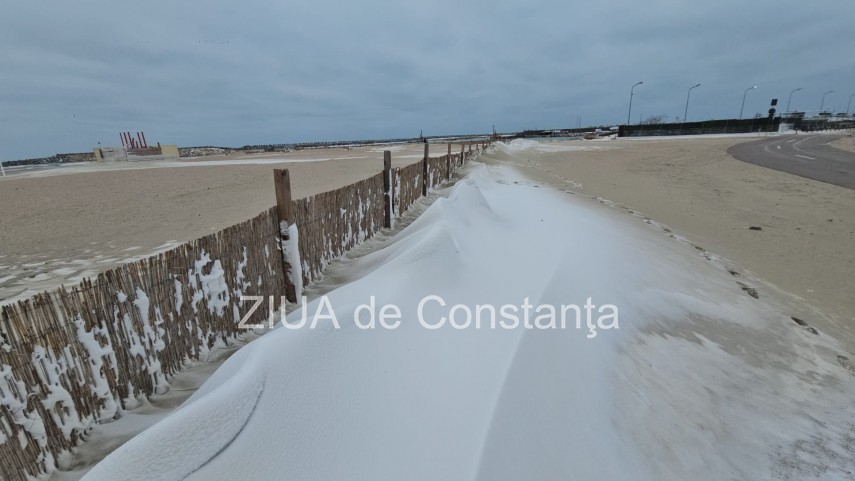 fotoreportaj video ninsoarea viscolul si nisipul autorii unui peisaj impresionant pe plaja modern din fotoreportaj video ninsoarea viscolul si nisipul autorii unui peisaj impresionant pe plaja modern din