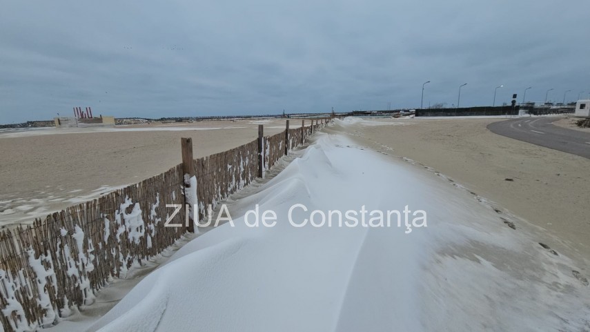 fotoreportaj video ninsoarea viscolul si nisipul autorii unui peisaj impresionant pe plaja modern din fotoreportaj video ninsoarea viscolul si nisipul autorii unui peisaj impresionant pe plaja modern din