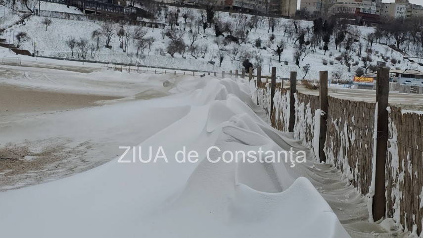 fotoreportaj video ninsoarea viscolul si nisipul autorii unui peisaj impresionant pe plaja modern din fotoreportaj video ninsoarea viscolul si nisipul autorii unui peisaj impresionant pe plaja modern din