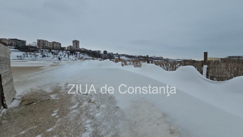 fotoreportaj video ninsoarea viscolul si nisipul autorii unui peisaj impresionant pe plaja modern din fotoreportaj video ninsoarea viscolul si nisipul autorii unui peisaj impresionant pe plaja modern din