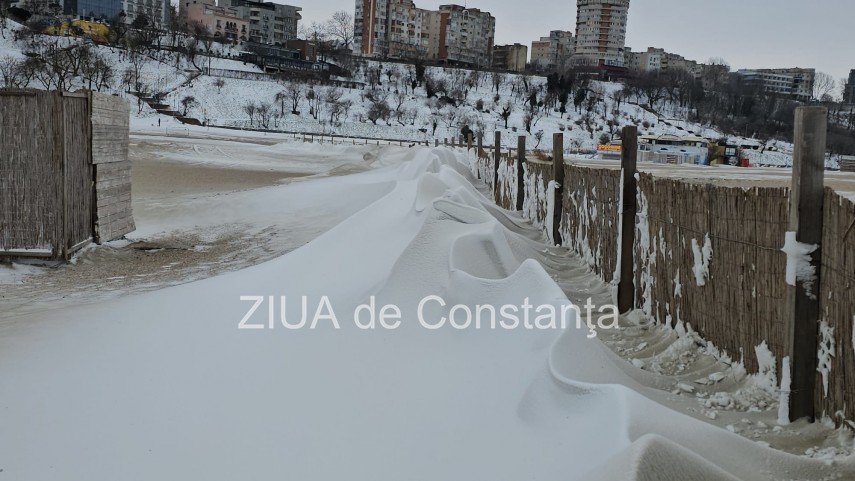 fotoreportaj video ninsoarea viscolul si nisipul autorii unui peisaj impresionant pe plaja modern din fotoreportaj video ninsoarea viscolul si nisipul autorii unui peisaj impresionant pe plaja modern din