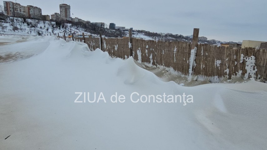 fotoreportaj video ninsoarea viscolul si nisipul autorii unui peisaj impresionant pe plaja modern din fotoreportaj video ninsoarea viscolul si nisipul autorii unui peisaj impresionant pe plaja modern din