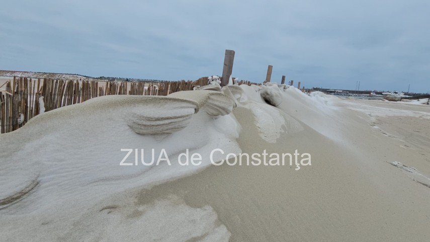 fotoreportaj video ninsoarea viscolul si nisipul autorii unui peisaj impresionant pe plaja modern din fotoreportaj video ninsoarea viscolul si nisipul autorii unui peisaj impresionant pe plaja modern din