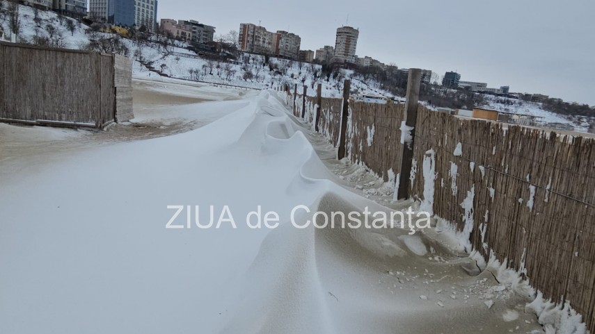 fotoreportaj video ninsoarea viscolul si nisipul autorii unui peisaj impresionant pe plaja modern din fotoreportaj video ninsoarea viscolul si nisipul autorii unui peisaj impresionant pe plaja modern din