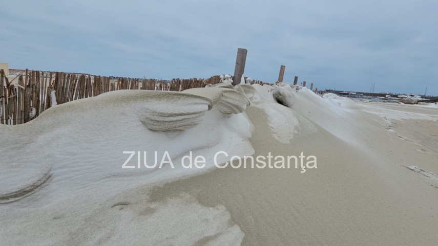 fotoreportaj video ninsoarea viscolul si nisipul autorii unui peisaj impresionant pe plaja modern din fotoreportaj video ninsoarea viscolul si nisipul autorii unui peisaj impresionant pe plaja modern din