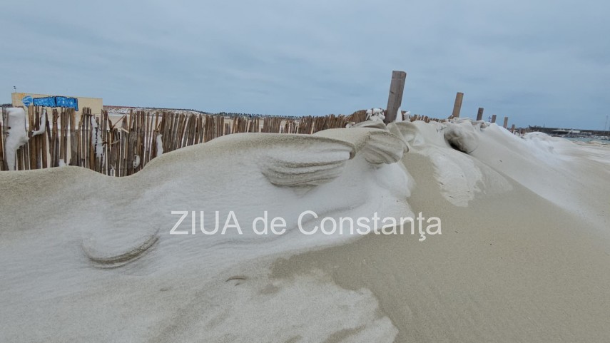 fotoreportaj video ninsoarea viscolul si nisipul autorii unui peisaj impresionant pe plaja modern din fotoreportaj video ninsoarea viscolul si nisipul autorii unui peisaj impresionant pe plaja modern din