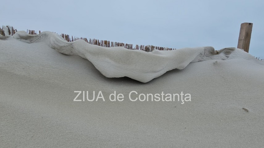 fotoreportaj video ninsoarea viscolul si nisipul autorii unui peisaj impresionant pe plaja modern din fotoreportaj video ninsoarea viscolul si nisipul autorii unui peisaj impresionant pe plaja modern din