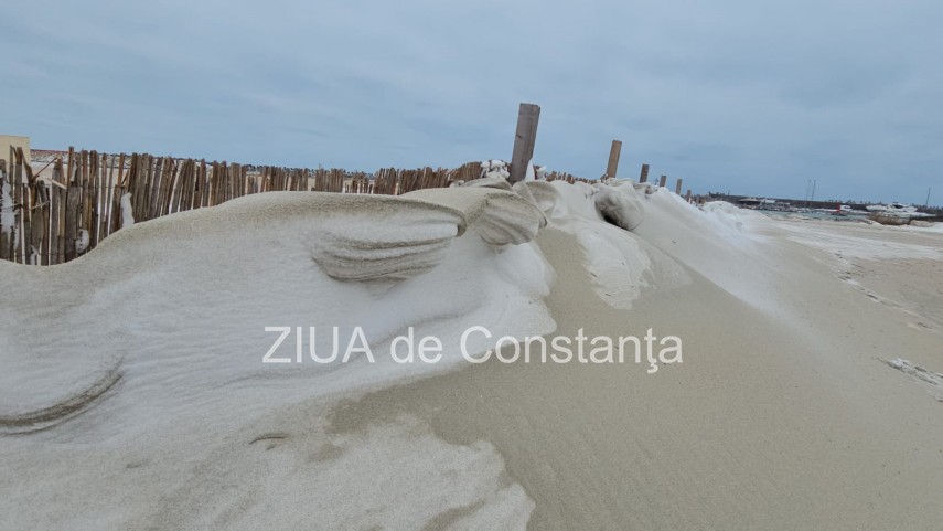 fotoreportaj video ninsoarea viscolul si nisipul autorii unui peisaj impresionant pe plaja modern din fotoreportaj video ninsoarea viscolul si nisipul autorii unui peisaj impresionant pe plaja modern din