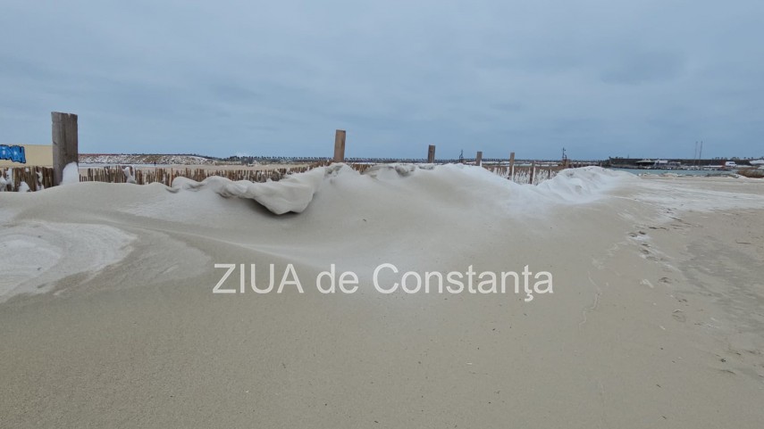 fotoreportaj video ninsoarea viscolul si nisipul autorii unui peisaj impresionant pe plaja modern din fotoreportaj video ninsoarea viscolul si nisipul autorii unui peisaj impresionant pe plaja modern din