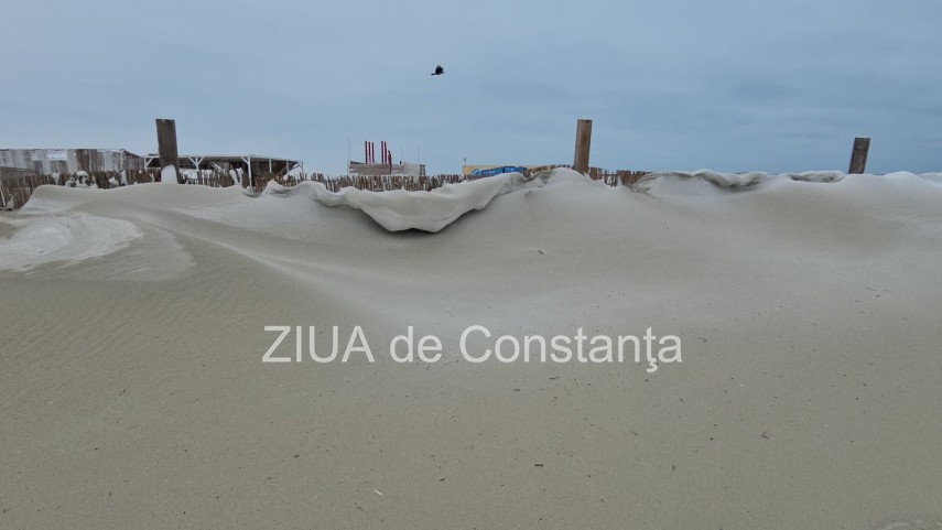 fotoreportaj video ninsoarea viscolul si nisipul autorii unui peisaj impresionant pe plaja modern din fotoreportaj video ninsoarea viscolul si nisipul autorii unui peisaj impresionant pe plaja modern din