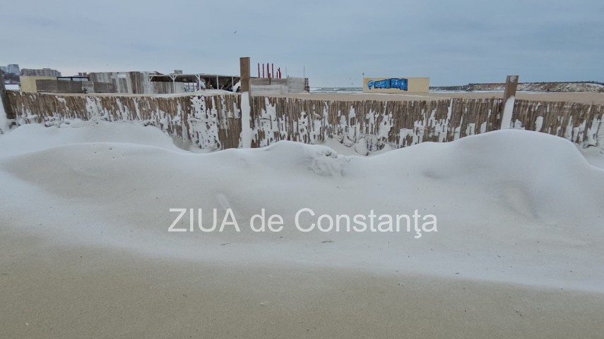 fotoreportaj video ninsoarea viscolul si nisipul autorii unui peisaj impresionant pe plaja modern din fotoreportaj video ninsoarea viscolul si nisipul autorii unui peisaj impresionant pe plaja modern din