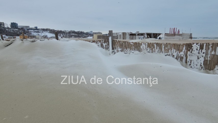 fotoreportaj video ninsoarea viscolul si nisipul autorii unui peisaj impresionant pe plaja modern din fotoreportaj video ninsoarea viscolul si nisipul autorii unui peisaj impresionant pe plaja modern din