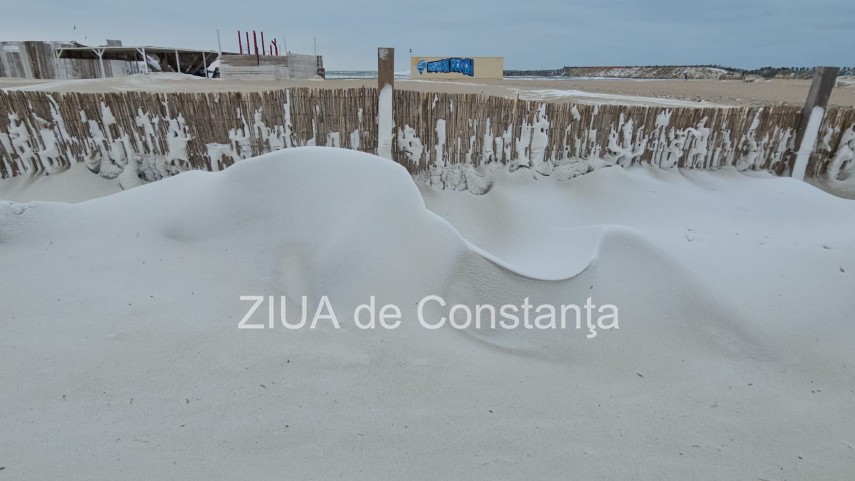 fotoreportaj video ninsoarea viscolul si nisipul autorii unui peisaj impresionant pe plaja modern din fotoreportaj video ninsoarea viscolul si nisipul autorii unui peisaj impresionant pe plaja modern din