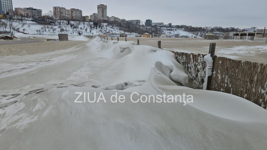 fotoreportaj video ninsoarea viscolul si nisipul autorii unui peisaj impresionant pe plaja modern din fotoreportaj video ninsoarea viscolul si nisipul autorii unui peisaj impresionant pe plaja modern din