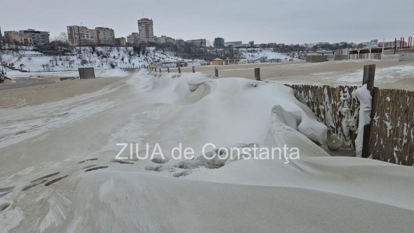 fotoreportaj video ninsoarea viscolul si nisipul autorii unui peisaj impresionant pe plaja modern din fotoreportaj video ninsoarea viscolul si nisipul autorii unui peisaj impresionant pe plaja modern din
