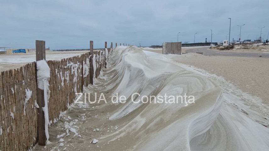 fotoreportaj video ninsoarea viscolul si nisipul autorii unui peisaj impresionant pe plaja modern din fotoreportaj video ninsoarea viscolul si nisipul autorii unui peisaj impresionant pe plaja modern din