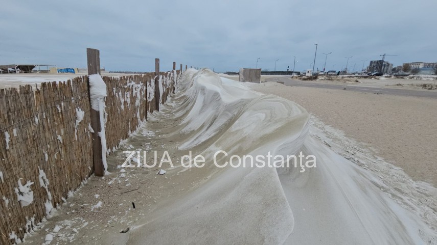 fotoreportaj video ninsoarea viscolul si nisipul autorii unui peisaj impresionant pe plaja modern din fotoreportaj video ninsoarea viscolul si nisipul autorii unui peisaj impresionant pe plaja modern din