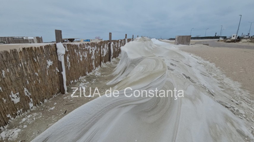 fotoreportaj video ninsoarea viscolul si nisipul autorii unui peisaj impresionant pe plaja modern din fotoreportaj video ninsoarea viscolul si nisipul autorii unui peisaj impresionant pe plaja modern din