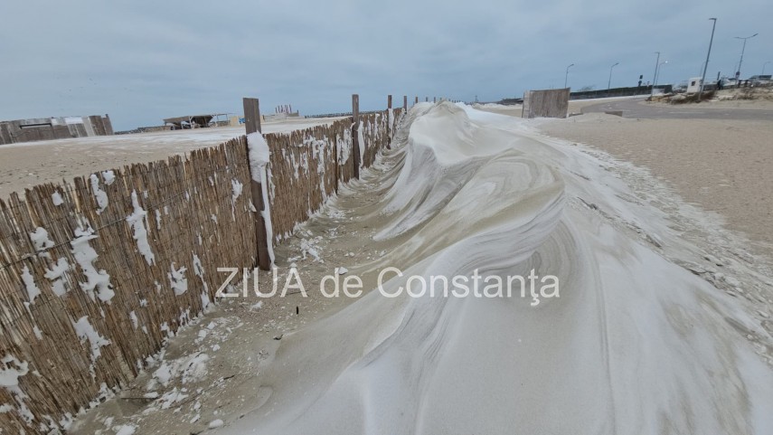 fotoreportaj video ninsoarea viscolul si nisipul autorii unui peisaj impresionant pe plaja modern din fotoreportaj video ninsoarea viscolul si nisipul autorii unui peisaj impresionant pe plaja modern din