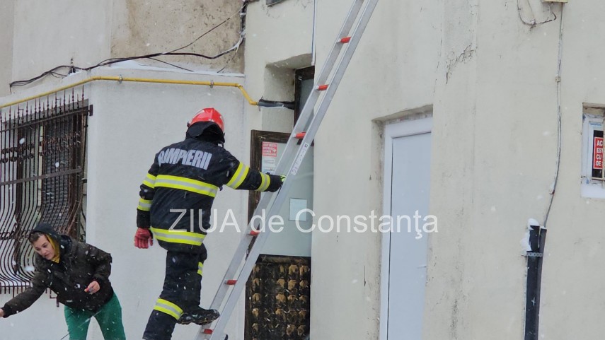 stiri constanta foto video un barbat decedat a fost gasit pe acoperisul scarii unui bloc 926239