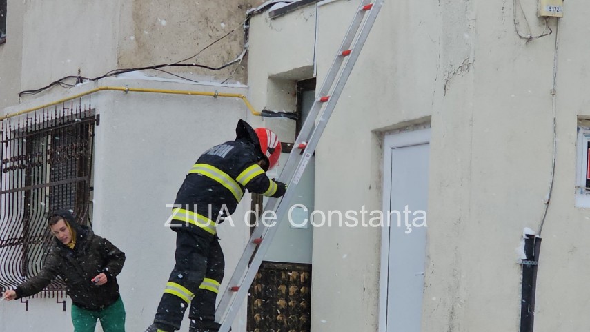 stiri constanta foto video un barbat decedat a fost gasit pe acoperisul scarii unui bloc 926239
