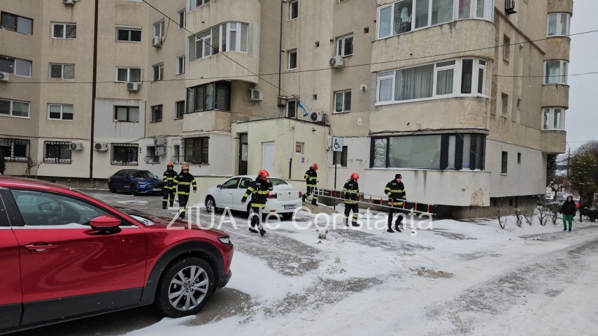 stiri constanta foto video un barbat decedat a fost gasit pe acoperisul scarii unui bloc 926239