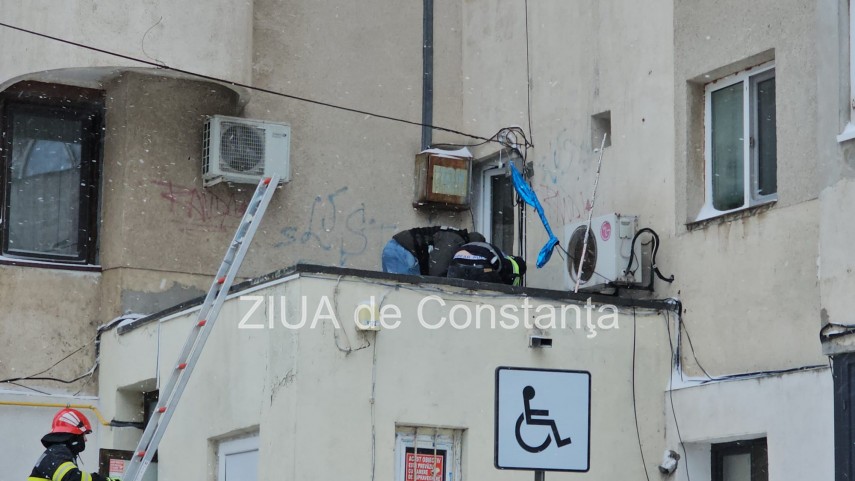 stiri constanta foto video un barbat decedat a fost gasit pe acoperisul scarii unui bloc 926239